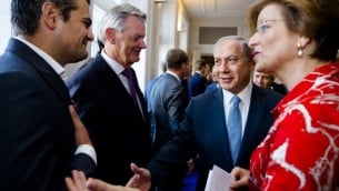 نائب البرلمان الهولندي توناهان كوزو يرفض مصافحة رئيس الوزراء بينيامين نتنياهو خلال زيارة له إلى  البرلمان الهولندي في بيننهوف في لاهاي في إطار زيارة قام بها إلى هولندا، 7 سبتمبر، 2016. (AFP PHOTO / ANP / Bart Maat)