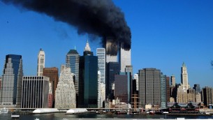 صورة التقطت في 11 سبتمبر 2001 في نيويورك تظهر الدخان بتصاعد من مباني التوأمين بعد اصطدام طائرات بهما، (HENNY RAY ABRAMS / AFP)