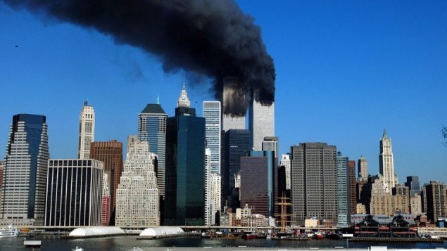 صورة التقطت في 11 سبتمبر 2001 في نيويورك تظهر الدخان بتصاعد من مباني التوأمين بعد اصطدام طائرات بهما، (HENNY RAY ABRAMS / AFP)