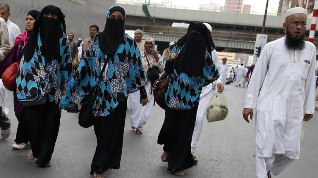 حجاج مسلمون يمشون في شوارع مكة الكرمة، 8 سبتمبر 2016 (AHMAD GHARABLI / AFP) حجاج مسلمون يمشون في شوارع مكة الكرمة، 8 سبتمبر 2016 (AHMAD GHARABLI / AFP)