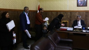 سوريون في مكتب القاضي الشرعي الاول محمود المعراوي الذي يشرف على مسائل الاحوال الشخصية، مثل الطلاق او الزواج الثاني، في دمشق، 8 مارس 2016 (AFP PHOTO / LOUAI BESHARA)