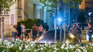 مهاجرين وطالبي لجوء في مدينة بوتسين في المانيا حيث وقعت مواجهات بين عناصر اليمين المتطرف وكالبي اللجوء، 14 سبتمبر 2016 (
