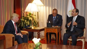 المرشح الجمهوري للانتخابات الرئاسية الاميركية دونالد ترامب خلال لقاء مع الرئيسالمصري عبد الفتاح السيسي على هامش الاجتماعات السنوية للجمعية العامة للامم المتحدة في نيويورك، 20 سبتمبر 2016 (DOMINICK REUTER / AFP)