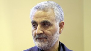 قائد ’فيلق القدس’ التابعة للحرس الثوري الإيراني، اللواء قاسم سليماني، خلال تقبله التعازي في وفاة والدته في طهران، 24 سبتمبر، 2013. (AFP/ISNA/Mehdi Ghasemi)