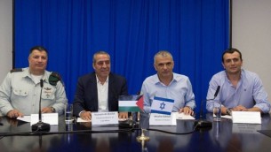 من اليسار: رئيس مكتب تنسيق الانشطة الاسرائيلية في الاراضي الفلسطينية، الجنرال يؤاف مردخاي، الوزير الفلسطيني للشؤون المدنية حسين الشيخ، وزير المالية الإسرائيلي موشيه كحلون ومدير عام وزارة المالية الإسرائيلية شاي باباد يوقعون على اتفاق لحل ازمة الديون الفلسطينية لشركة الكهرباء الإسرائيلية، 12 سبتمبر 2016 (Facebook/COGAT)