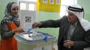 رجل فلسطيني يدلي بصوته في انتخابات المجالس المحلية في بلدة البيرة في الضفة الغربية، 20 اكتوبر 2012 (Issam Rimawi/FLASH90)
