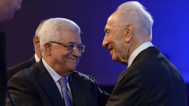 الرئيس الإسرائيلي السابق شمعون بيرس يلتقي رئيس السلطة الفلسطينية محمود عباس خلال منتدى الإقتصاد العالميفي عمان، الأردن، 26 مايو 2013 (Mark Neyman/GPO/FLASH90)