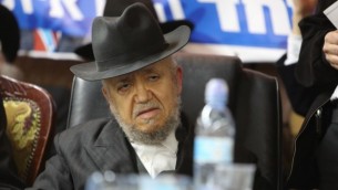 الحاخام مئير مزوز خلال مؤتمر صحفي لحزب "ياحاد" في بني براك، 25 ديسمبر، 2014. (Yaakov Naumi/Flash90)