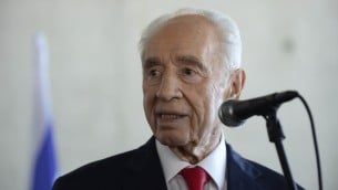 الرئيس الإسرائيلي السابق شمعون بيريس في مركز بيريس للسلام بتل ابيب، 27 يوليو 2015 (Tomer Neuberg/Flash90)
