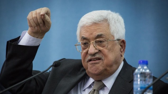 رئيس السلطة الفلسطينية محمود عباس يتحدث خلال لقاء مع بعثة من اتحاد اليهود من الدول العربية في رام الله، الضفة الغربية، 28 مارس 2016 (Hadas Parush/Flash90)