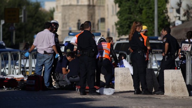 مسعفون وعناصر الشرطة في ساحة هجوم طعن في القدس، 19 سبتمبر 2016 (Yonatan Sindel/Flash90)