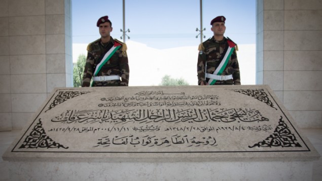 جنود فلسطينيون يحرسون ضريح الرئيس الفلسطيني الراحل ياسر عرفات في رام الله، 6 اغسطس 2016 (Zack Wajsgras/Flash90)