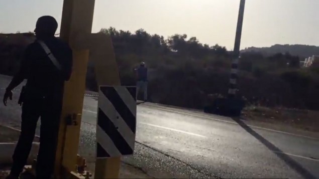 حراس امنيون يطلقون النار على فتاة فلسطينية تبلغ 13 عاما برجلها بعد ان رفضت التوقف في حاجز الياهو في الضفة الغربية، 21 سبتمبر 2016 (Defense Ministry)