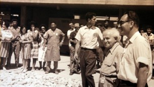 شمعون بيريس ودافيد بن غوريون خلال زيارة للمفاعل النووي في ديمونا (Defense Ministry Archives)