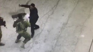 منفذ الهجوم الفلسطيني حاتم عبد الحافظ الشلودي يهاجم جنودا إسرائيليين بواسطة سكين في الخليل، 17 سبتمبر، 2016. (لقطة شاشة)