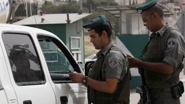 صورة توضيحية لشرطيين من حرس الحدود يقومون بفحص الأوراق الثبوتية لسائقين فلسطينيين عند حاجز، 9 مايو، 2010. (Nati Shohat/Flash90) صورة توضيحية لشرطيين من حرس الحدود يقومون بفحص الأوراق الثبوتية لسائقين فلسطينيين عند حاجز، 9 مايو، 2010. (Nati Shohat/Flash90)
