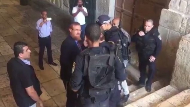 عضو الكنيست من حزب الليكود يهودا غليك يتحدث مع عناصر الشرطة عند مدخل الحرم القدسي - جبل الهيكل في القدس، 19 سبتمبر 2016 (screen capture: Channel 10)