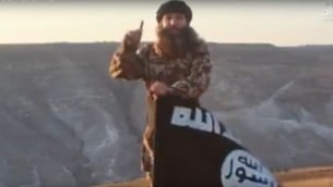 تهديدات من الجانب الآخر من الحدود في مطقع فيديو نشره تنظيم تابع ل’الدولة الإسلامية’ على الجانب السوري من هضبة الجولان في 3 سبتمبر، 2016. (لقطة شاشة:YouTube)