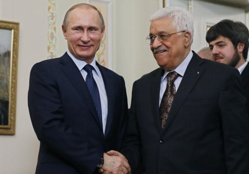 الرئيس الروسي فلاديمير بوتين (من اليسار) يصافح نظيره الفلسطيني محمود عباس خلال لقاء في مقر إقامته غب نوفو-أوغاريوفو في ضواحي موسكو، 13 أبريل، 2015. (AFP/ POOL / SERGEI ILNITSKY)