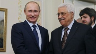 الرئيس الروسي فلاديمير بوتين (من اليسار) يصافح نظيره الفلسطيني محمود عباس خلال لقاء في مقر إقامته غب نوفو-أوغاريوفو في ضواحي موسكو، 13 أبريل، 2015. (AFP/ POOL / SERGEI ILNITSKY)