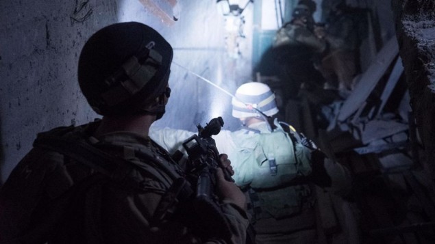 جنود إسرائيليون ينفذون مداهمات في الصباح الباكر في الضفة الغربية، 21 سبتمبر، 2016. (IDF Spokesperson's Unit) جنود إسرائيليون ينفذون مداهمات في الصباح الباكر في الضفة الغربية، 21 سبتمبر، 2016. (IDF Spokesperson's Unit)
