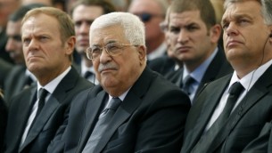 رئيس السلطة الفلسطينية محمود عباس (وسط الصورة) يجلس إلى جانب رئيس المجلس الأوروبي دونالد توسك (من اليسار) والرئيس المجري فيكتور أوروبان في مقبرة جبل هرتسل خلال مراسم جنازة الرئيس الإسرائيلي السابق شمعون بيريس، 30 سبتمبر، 2016. (AFP/Pool/Abir Sultan)