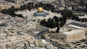 صورة تم إلتقاطها من الجو لقبة الصخرة، من اليسار، في الموقع الذي يُعرف لدلى المسلمين بإسم "الحرم الشريف" ولدى اليهود ب"جبل الهيكل"، في البلدة القديمة في القدس، والجدار الغربي، في الوسط، أقدس المواقع اليهودية، 2 أكتوبر، 2007. (AFP/JACK GUEZ)