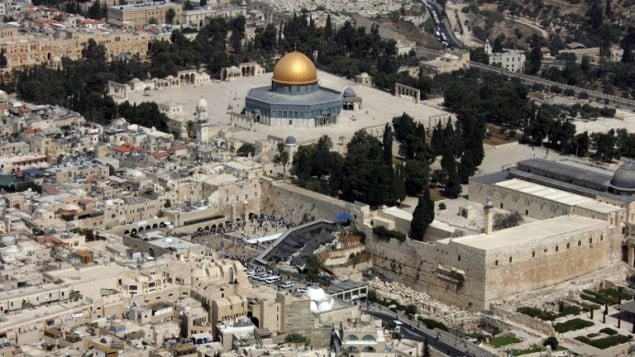 صورة تم إلتقاطها من الجو لقبة الصخرة، من اليسار، في الموقع الذي يُعرف لدلى المسلمين بإسم "الحرم الشريف" ولدى اليهود ب"جبل الهيكل"، في البلدة القديمة في القدس، والجدار الغربي، في الوسط، أقدس المواقع اليهودية، 2 أكتوبر، 2007. (AFP/JACK GUEZ) صورة تم إلتقاطها من الجو لقبة الصخرة، من اليسار، في الموقع الذي يُعرف لدلى المسلمين بإسم "الحرم الشريف" ولدى اليهود ب"جبل الهيكل"، في البلدة القديمة في القدس، والجدار الغربي، في الوسط، أقدس المواقع اليهودية، 2 أكتوبر، 2007. (AFP/JACK GUEZ)