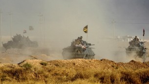 القوات العراقية تنتشر في منطقة الشورة، على بعد حوالي 45 كيلومترا من الموصل، مع تقدمها باتجاه المدينة لإستعادتها من تنظيم ’الدولة الإسلامية’، 17 أكتوبر، 2016. ( AFP PHOTO / AHMAD AL-RUBAYE)