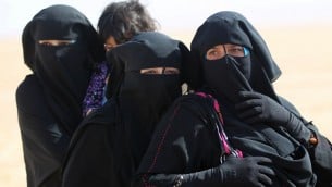 نازحون عراقيون من بلدة بجوانية، على بعد حوالي 30 كيلومترا من الموصل، الفارين بعد تحرير القوات العراقية البلدة من تنظيم الدولة الإسلامية، 18 أكتوبر 2016 (AFP PHOTO / AHMAD AL-RUBAYE)