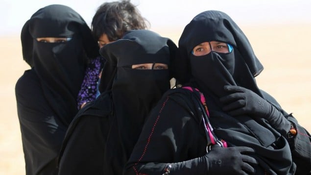 نازحون عراقيون من بلدة بجوانية، على بعد حوالي 30 كيلومترا من الموصل، الفارين بعد تحرير القوات العراقية البلدة من تنظيم الدولة الإسلامية، 18 أكتوبر 2016 (AFP PHOTO / AHMAD AL-RUBAYE)