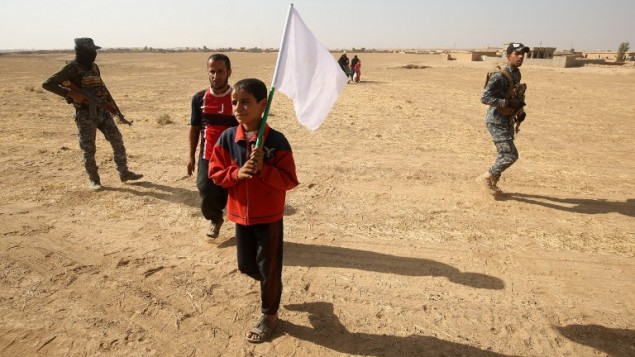نازحون عراقيون من بلدة بجوانية، على بعد حوالي 30 كيلومترا من الموصل، الفارين بعد تحرير القوات العراقية البلدة من تنظيم الدولة الإسلامية، يحملون اعلام بيضاء18 أكتوبر 2016 (AFP PHOTO / AHMAD AL-RUBAYE)