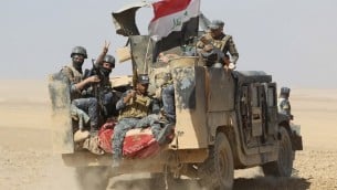القوات العراقية تنتشر في بلدة بجوانية، على بعد حوالي 30 كيلومترا من الموصل، بعد تحرير البلدة من تنظيم الدولة الإسلامية، 18 أكتوبر 2016 (AFP PHOTO / AHMAD AL-RUBAYE)