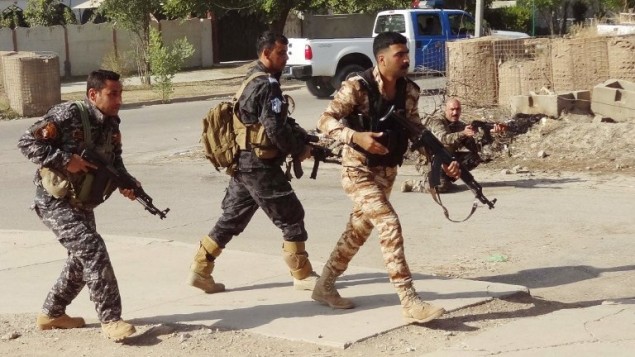 قوات عراقية كردية في شوارع ضواحي كركوك الجنوبية بعد هجوم نفذه عناصر تنظيم الدولة الإسلامية على المدينة، 22 اكتوبر 2016 (AFP PHOTO / Marwan IBRAHIM)