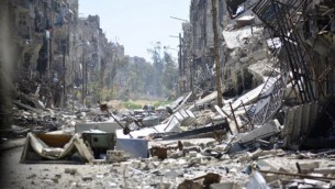 صورة تظهر آثار الدمار في مخيم اليرموك للاجئين الفلسطينيين في العاصمة السورية دمشق، 6 أبريل، 2015. (AFP/STR)