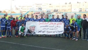 فريق هلال القدس الفلسطيني لكرة القدم مع لافتة تشيد بالمعتدي الفلسطيني مصباح ابو صبيح الذي قتل شخصين في القدس في 9 اكتوبر 2016 (Facebook)