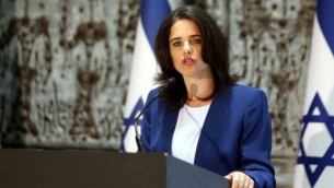 وزير العدل أييليت شاكيد تتحدث قي القدس خلال مراسم أداء اليمين القانونية لقضاة، 28 يوليو، 2016. (Yossi Zamir/Flash90/via JTA)