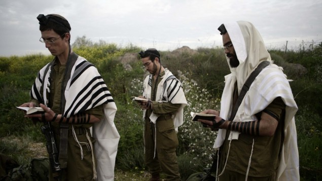 صورة لحنود من ’هناحال هحريدي’، كتيبة لليهود الحريديم في الجيش الإسرائيلي (Abir Sultan/Flash90, File) صورة لحنود من ’هناحال هحريدي’، كتيبة لليهود الحريديم في الجيش الإسرائيلي (Abir Sultan/Flash90, File)