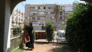 سيدة تقوم بنشر ثياب في مدينة اللد، 22 سبتمبر، 2011. (Yossi Zamir/Flash90)