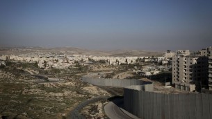 الجدار الامني الفاصل بين مخيم شعفاط في القدس الشرقية وبين حي بسغات زئيف اليهودي (Hadas Parush/Flash90)