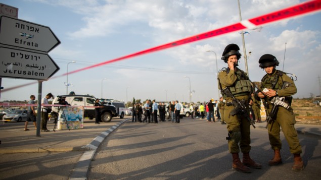 صورة توضيحية لجنود اسرائيليين بالقرب من مفرق عتصيون بالضفة الغربية، 20 اكتوبر 2015 (Yonatan Sindel/FLASH90)