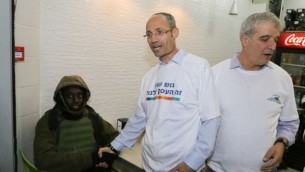 دافيدي بيرل، رئيس المجلس الإقليمي غوض عتصيون، في متجر محلي في 9 نوفمبر، 2015. (Gershon Elinson/Flash90)