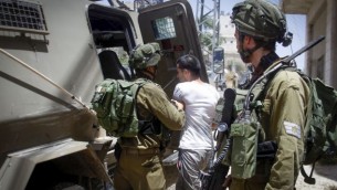 صورة توضيحية: القوات الإسرائيلية تعتقل فلسطينيا بعد إلقاءه زجاجة حارقة، كما زُعم، في مدينة الخليل في الضفة الغربية، 1 يونيو، 2016. (Wisam Hashlamoun/Flash90)