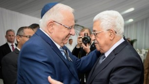 الرئيس رؤوفين ريفلين، من اليمين، يلتقي برئيس السلطة الفلسطينية محمود عباس خلال جنازة الرئيس السابق شمعون بيريس في مقبرة جبل هرتسل في القدس، 30 سبتبمر، 2016. (Photo by Mark Neyman/GPO)