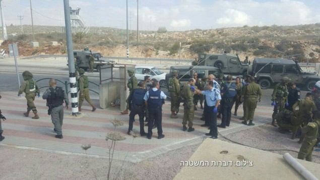 قوات امن اسرائيلية في ساحة محاولة هجوم طعن في مفرق تابوح بالضفة الغربية، 19 اكتوبر 2016 (Israel Police) قوات امن اسرائيلية في ساحة محاولة هجوم طعن في مفرق تابوح بالضفة الغربية، 19 اكتوبر 2016 (Israel Police)