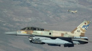 مقاتلة ’إف-16 آي’ إسرائيلية خلال تدريبات في الولايات المتحدة في عام 2009. (Master Sgt. Kevin J. Gruenwald/US Department of Defense/Wikimedia)