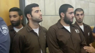 أربعة من المشتبه بهم الستة من مواطني إسرائيل العرب الذين يُشتبه بتخطيطهم لتنفيذ هجمات بإسم"حزب الله" وبيع المخدرات، حيث تم توجيه لوائح اتهام ضدهم في المحكمة المركزية في الناصرة، 6 أكتوبر، 2016. (لقطة شاشة:  Channel 10)