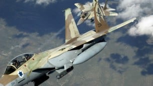 طائرتان إسرائيليتنا من طراز اف-15 آي ’راعام’ خلال مناورات (CC BY-TSgt Kevin J. Gruenwald/USA/Wikimedia)