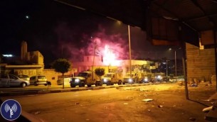 القوات الإسرائيلية في قرية الرام، شمال القدس، في طريقها إلى منزل عائلة منفذ الهجوم الذي قتل شخصين في عملية إطلاق نار في القدس في وقت سابق من هذا الأسبوع، 11 أكتوبر، 2016. (لقطة شاشة من فيديو لوحدة المتحدث بإسم الجيش الإسرائيلي).