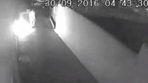 صورة من كاميرات الأمن تظهر زبونا مستاءيضرم النار في مطعم في مدينة نتانيا، 20 سبتمبر، 2016. (لقطة شاشة: القناة 2)